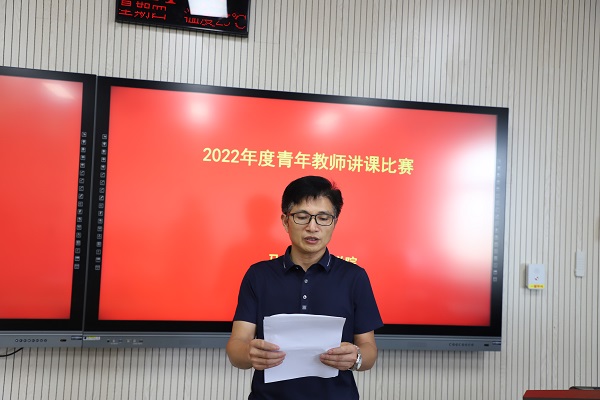 百富策略白菜网站大全副书记兼副院长王家武介绍评委和参赛教师.JPG